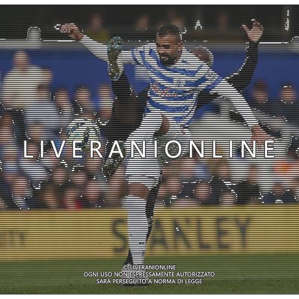 Queens Park Rangers\' Sandro under pressure from Everton\'s Arouna Kone Photographer Craig Mercer/CameraSport Football - Barclays Premiership - Queens Park Rangers v Everton - Sunday 22nd March - Loftus Road - London © CameraSport - 43 Linden Ave. Countesthorpe. Leicester. England. LE8 5PG - Tel: +44 (0) 116 277 4147 - admin@camerasport.com - www.camerasport.com AG ALDO LIVERANI SAS ONLY ITALY