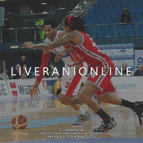Consultinvest Pesaro vs EA7 Emporio Armani Milano, Campionato Lega Basket serie A1, 22 marzo 2015 nella foto Ross LaQuinton marcato stretto da David Moss ©Zamagni/AGENZIA ALDO LIVERANI SAS