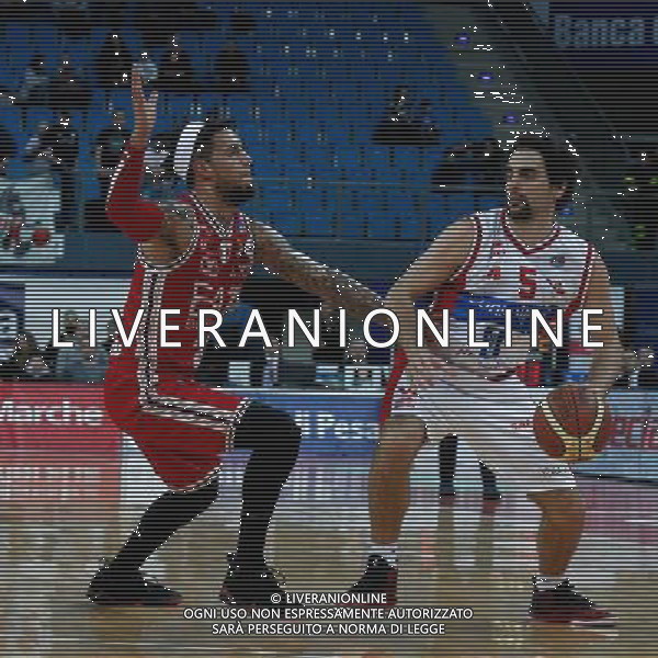 Consultinvest Pesaro vs EA7 Emporio Armani Milano, Campionato Lega Basket serie A1, 22 marzo 2015 nella foto Bernardo Musso inseguito da Daniel Hackett ©Zamagni/AGENZIA ALDO LIVERANI SAS