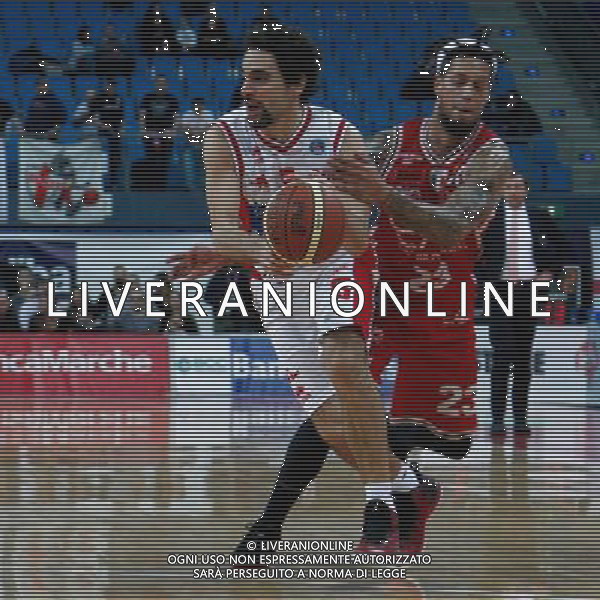 Consultinvest Pesaro vs EA7 Emporio Armani Milano, Campionato Lega Basket serie A1, 22 marzo 2015 nella foto Bernardo Musso inseguito da Daniel Hackett ©Zamagni/AGENZIA ALDO LIVERANI SAS