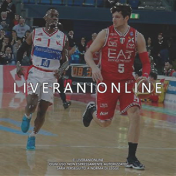 Consultinvest Pesaro vs EA7 Emporio Armani Milano, Campionato Lega Basket serie A1, 22 marzo 2015 nella foto Alessandro Gentile inseguito da Anthony Myles ©Zamagni/AGENZIA ALDO LIVERANI SAS