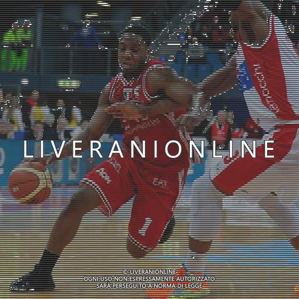 Consultinvest Pesaro vs EA7 Emporio Armani Milano, Campionato Lega Basket serie A1, 22 marzo 2015 nella foto Joe Regland marcato stretto da Judge Wally ©Zamagni/AGENZIA ALDO LIVERANI SAS
