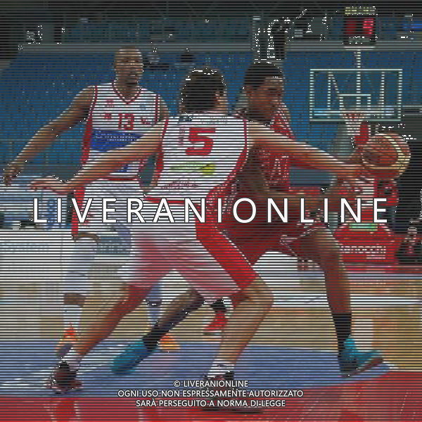 Consultinvest Pesaro vs EA7 Emporio Armani Milano, Campionato Lega Basket serie A1, 22 marzo 2015 nella foto Bernardo Musso sottrae la palla dalle mani di MarShon Broock ©Zamagni/AGENZIA ALDO LIVERANI SAS