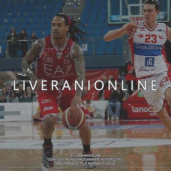 Consultinvest Pesaro vs EA7 Emporio Armani Milano, Campionato Lega Basket serie A1, 22 marzo 2015 nella foto David Moss inseguito da Nicholas Crow ©Zamagni/AGENZIA ALDO LIVERANI SAS