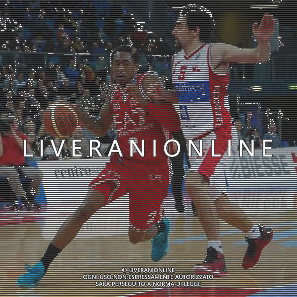 Consultinvest Pesaro vs EA7 Emporio Armani Milano, Campionato Lega Basket serie A1, 22 marzo 2015 nella foto MarShon Brooks marcato da Bernardo Musso ©Zamagni/AGENZIA ALDO LIVERANI SAS