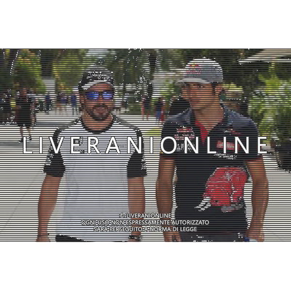 (L to R): Fernando Alonso (ESP) McLaren with Carlos Sainz Jr (ESP) Scuderia Toro Rosso. 26.03.2015. Formula 1 World Championship, Rd 2, Malaysian Grand Prix, Sepang, Malaysia, Thursday. /Agenzia Aldo Liverani sas - ITALY ONLY - EDITORIAL USE ONLY - Gp F1 di Malesia 26 marzo 2015