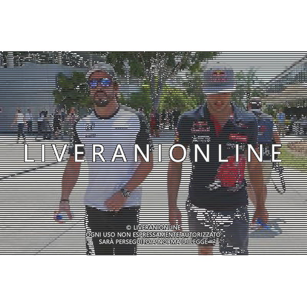 (L to R): Fernando Alonso (ESP) McLaren with Carlos Sainz Jr (ESP) Scuderia Toro Rosso. 26.03.2015. Formula 1 World Championship, Rd 2, Malaysian Grand Prix, Sepang, Malaysia, Thursday. /Agenzia Aldo Liverani sas - ITALY ONLY - EDITORIAL USE ONLY - Gp F1 di Malesia 26 marzo 2015