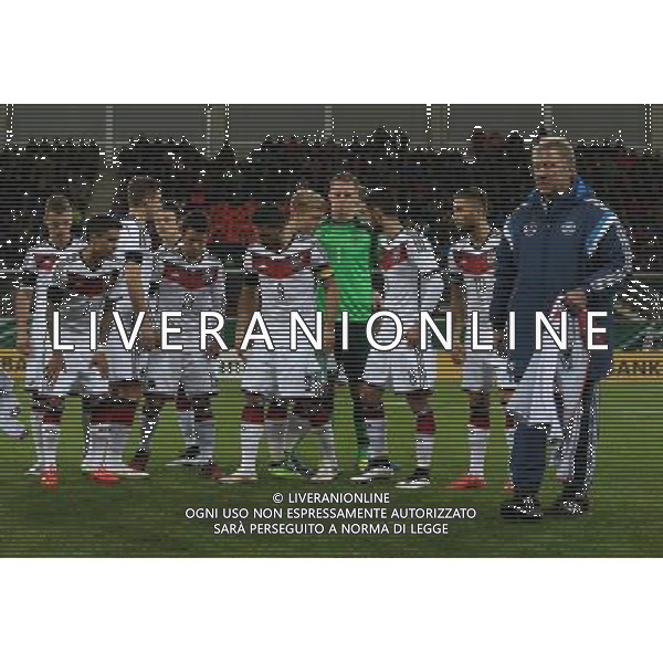 firo Fu§ball,Fussball, 27.03.2015 LŠnderspiel Nationalmannschaft, Saison U 23 Deutschland - Italien Trainer Horst Hrubesch sammelt die Trainingsjacken ein vordem Team Teamfoto witz Humor $worldrightsEs gelten unsere AGB, einsehbar auf www.firosportphoto.de copyright by firo sportphoto: /AGENZIA ALDO LIVERANI SAS - ITALY ONLY - EDITORIAL USE ONLY - GERMANIA - ITALIA UNDER 21