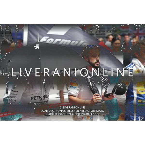 (L to R): Lewis Hamilton (GBR) Mercedes AMG F1 and Fernando Alonso (ESP) McLaren as the grid observes the national anthem. 29.03.2015. Formula 1 World Championship, Rd 2, Malaysian Grand Prix, Sepang, Malaysia, Sunday. /AGENZIA ALDO LIVERANI SAS - ITALY ONLY - EDITORIAL USE ONLY - GP F1 MALESIA GARA 29 MARZO 2015