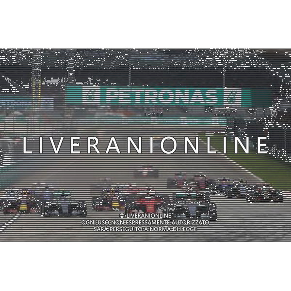 Lewis Hamilton (GBR) Mercedes AMG F1 W06 leads at the start of the race. 29.03.2015. Formula 1 World Championship, Rd 2, Malaysian Grand Prix, Sepang, Malaysia, Sunday. /AGENZIA ALDO LIVERANI SAS - ITALY ONLY - EDITORIAL USE ONLY - GP F1 MALESIA GARA 29 MARZO 2015