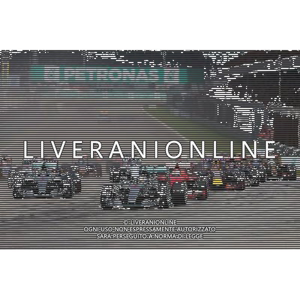 Lewis Hamilton (GBR) Mercedes AMG F1 W06 leads at the start of the race. 29.03.2015. Formula 1 World Championship, Rd 2, Malaysian Grand Prix, Sepang, Malaysia, Sunday. /AGENZIA ALDO LIVERANI SAS - ITALY ONLY - EDITORIAL USE ONLY - GP F1 MALESIA GARA 29 MARZO 2015