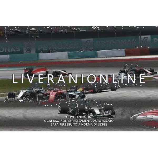Lewis Hamilton (GBR) Mercedes AMG F1 W06 leads at the start of the race. 29.03.2015. Formula 1 World Championship, Rd 2, Malaysian Grand Prix, Sepang, Malaysia, Sunday. /AGENZIA ALDO LIVERANI SAS - ITALY ONLY - EDITORIAL USE ONLY - GP F1 MALESIA GARA 29 MARZO 2015