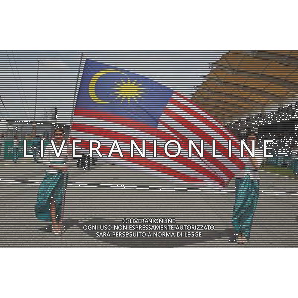 Grid girls with the Malaysian flag. 29.03.2015. Formula 1 World Championship, Rd 2, Malaysian Grand Prix, Sepang, Malaysia, Sunday. /AGENZIA ALDO LIVERANI SAS - ITALY ONLY - EDITORIAL USE ONLY - GP F1 MALESIA GARA 29 MARZO 2015