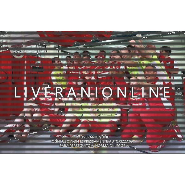 1st place Sebastian Vettel (GER) Ferrari celebrates with the team. 29.03.2015. Formula 1 World Championship, Rd 2, Malaysian Grand Prix, Sepang, Malaysia, Sunday. - www.xpbimages.com, EMail: requests@xpbimages.com - copy of publication required for printed pictures. Every used picture is fee-liable. © Copyright: Batchelor / XPB Images ONLY ITALY-EDITORIAL USE ONLY-Agenzia Aldo Liverani s.a.s.