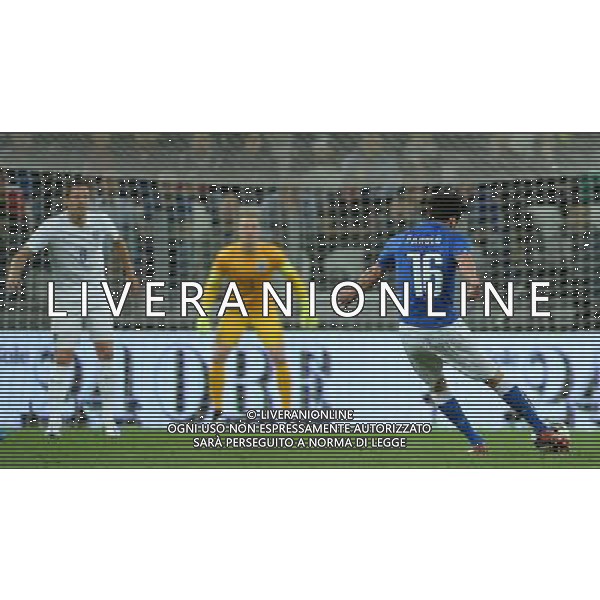 Amichevole Torino - 31.03.2015 Italia-Inghilterra Nella Foto:il tiro di parolo marco parato da hart /Ph.Vitez-Ag. Aldo Liverani