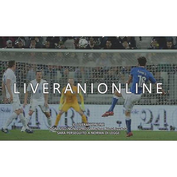 Amichevole Torino - 31.03.2015 Italia-Inghilterra Nella Foto:il tiro di parolo marco parato da hart /Ph.Vitez-Ag. Aldo Liverani