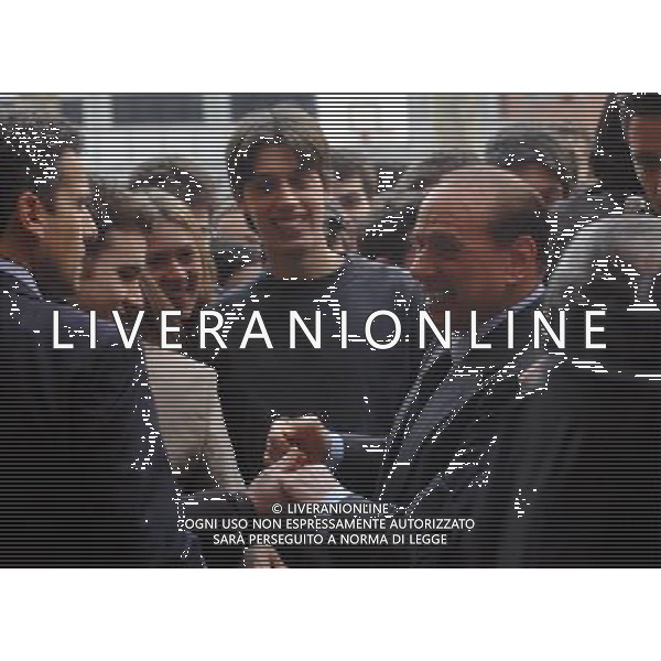 milano 22/01/05 via copernico ist salesiani incontro scuola genitori il volontariato un percorso significativo per l educazione dei giovani intervengono berlusconi e giovanardi nella foto berlusconi silvio tra i ragazzi dell istituto foto azzari ag li