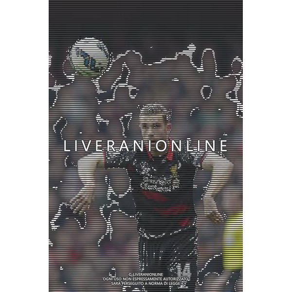 Liverpool\'s Jordan Henderson takes a throw in Photographer Craig Mercer/CameraSport Football - Barclays Premiership - Arsenal v Liverpool - Saturday 4th April 2015 - The Emirates Stadium - London © CameraSport - 43 Linden Ave. Countesthorpe. Leicester. England. LE8 5PG - Tel: +44 (0) 116 277 4147 - admin@camerasport.com - www.camerasport.com AG ALDO LIVERANI SAS ONLY ITALY