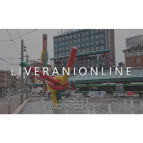 Milano Situazioni Milano - 03.04.2015 Nella Foto:Piazza Cadorna, Stazione Cadorna La Triennale, Scultura Ago Filo e Nodo /Ph.Vitez-Ag. Aldo Liverani