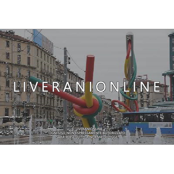 Milano Situazioni Milano - 03.04.2015 Nella Foto:Piazza Cadorna, Stazione Cadorna La Triennale, Scultura Ago Filo e Nodo /Ph.Vitez-Ag. Aldo Liverani