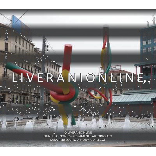 Milano Situazioni Milano - 03.04.2015 Nella Foto:Piazza Cadorna, Stazione Cadorna La Triennale, Scultura Ago Filo e Nodo /Ph.Vitez-Ag. Aldo Liverani
