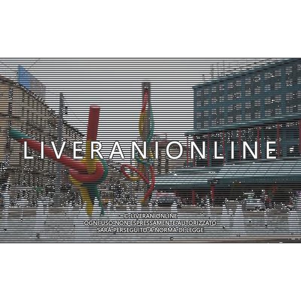 Milano Situazioni Milano - 03.04.2015 Nella Foto:Piazza Cadorna, Stazione Cadorna La Triennale, Scultura Ago Filo e Nodo /Ph.Vitez-Ag. Aldo Liverani