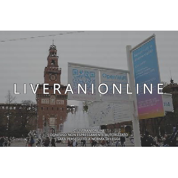 Milano Situazioni Milano - 03.04.2015 Nella Foto:Nuova Installazione per la rete WIFI EXPO 2015 #NEVICATA 14 in Piazza Castello Sforzesco /Ph.Vitez-Ag. Aldo Liverani