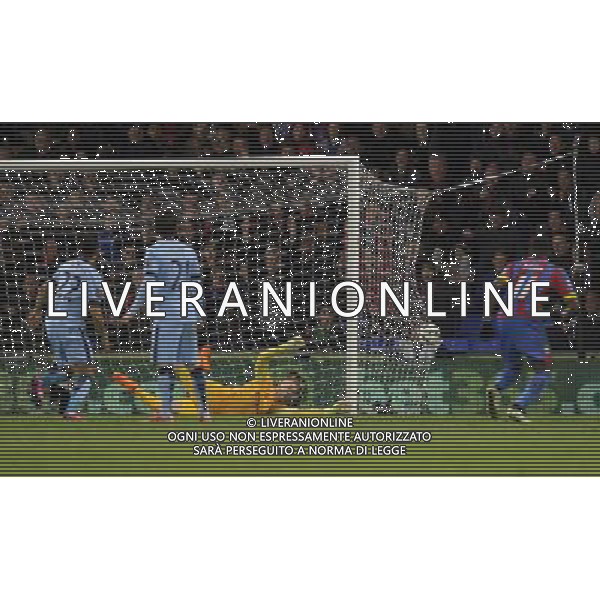 Crystal Palace\'s Jason Puncheon scores his sides second goal, beating Manchester City\'s Joe Hart Photographer Ashley Western/CameraSport Football - Barclays Premiership - Crystal Palace v Manchester City - Monday 6th April 2015 - Selhurst Park - London © CameraSport - 43 Linden Ave. Countesthorpe. Leicester. England. LE8 5PG - Tel: +44 (0) 116 277 4147 - admin@camerasport.com - www.camerasport.com AG ALDO LIVERANI SAS ONLY ITALY