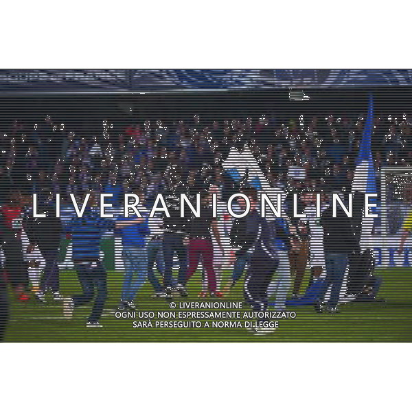 Invasion du terrain avant la fin du match - 07.04.2015 - Auxerre / Guingamp - 1/2Finale de Coupe de France Photo : Dave Winter / Icon Sport /Agenzia Aldo Liverani sas - ITALY ONLY - EDITORIAL USE ONLY