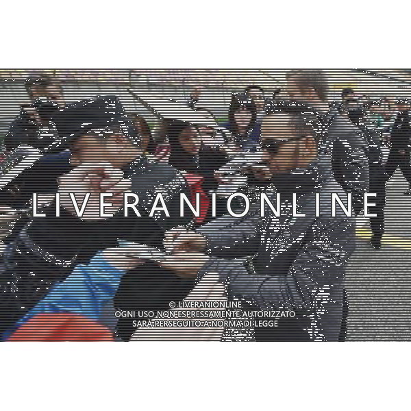 Lewis Hamilton (GBR) Mercedes AMG F1 signs autographs for the fans. 09.04.2015. Formula 1 World Championship, Rd 3, Chinese Grand Prix, Shanghai, China, Preparation Day. /Agenzia Aldo Liverani sas - ITALY ONLY - EDITORIAL USE ONLY - GP F1 CINA