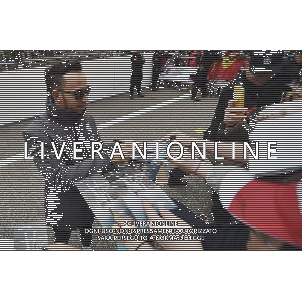 Lewis Hamilton (GBR) Mercedes AMG F1 signs autographs for the fans. 09.04.2015. Formula 1 World Championship, Rd 3, Chinese Grand Prix, Shanghai, China, Preparation Day. /Agenzia Aldo Liverani sas - ITALY ONLY - EDITORIAL USE ONLY - GP F1 CINA