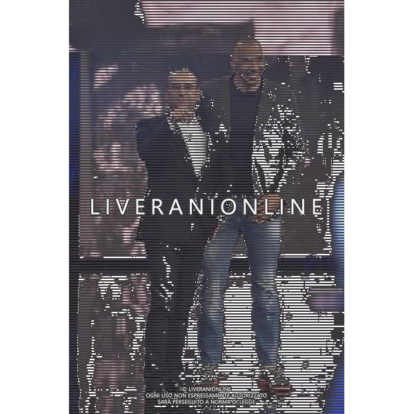 Roma - 09/04/2015 - Studi Rai Nomentano - La puntata Kick off della trsmissione TV \' Si puo\' fare \' condotta da Carlo Conti - nella foto: Amaurys Perez e Carlo Conti / Ph. Fabrizio Corradetti - Ag. Aldo Liverani sas