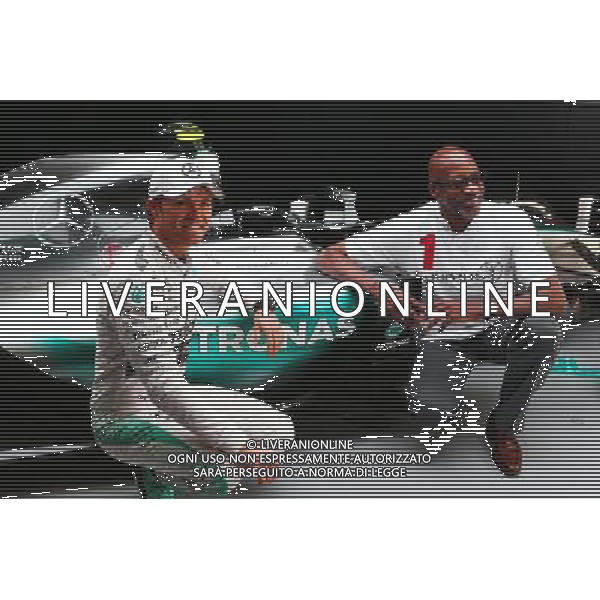 (L to R): Nico Rosberg (GER) Mercedes AMG F1 with Ed Moses (USA) 400m Hurdles Athletics Legend. 11.04.2015. Formula 1 World Championship, Rd 3, Chinese Grand Prix, Shanghai, China, Qualifying Day. AG ALDO LIVERANI SAS ONLY ITALY