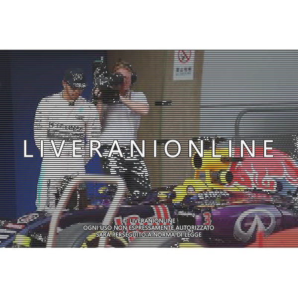 Lewis Hamilton (GBR) Mercedes AMG F1 looking at the Red Bull. 11.04.2015. Formula 1 World Championship, Rd 3, Chinese Grand Prix, Shanghai, China, Qualifying Day. AG ALDO LIVERANI SAS ONLY ITALY
