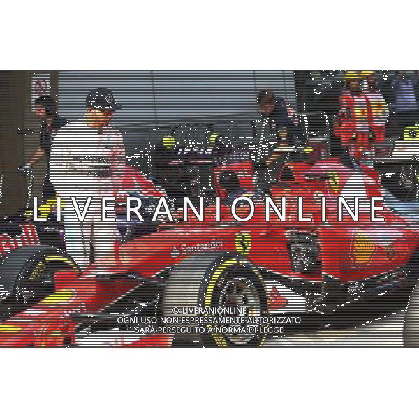 Lewis Hamilton (GBR) Mercedes AMG F1 looking at the Ferrari. 11.04.2015. Formula 1 World Championship, Rd 3, Chinese Grand Prix, Shanghai, China, Qualifying Day. AG ALDO LIVERANI SAS ONLY ITALY