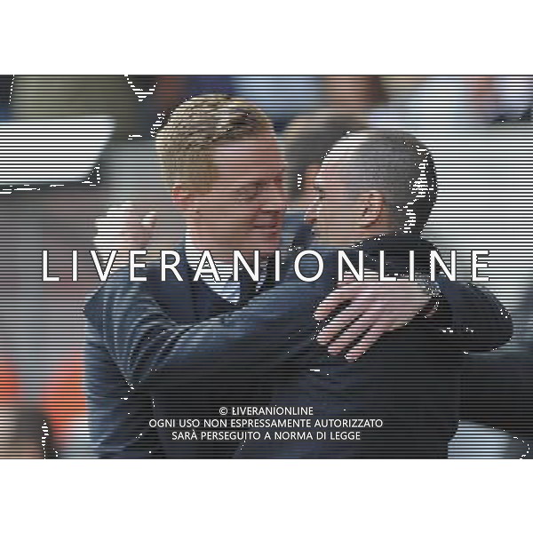 Swansea City manager Garry Monk and Everton manager Roberto Mart’nez exchange a hug before kick off Photographer Ashley Crowden/CameraSport Football - Barclays Premiership - Swansea City v Everton - Saturday 11th April 2015 - Liberty Stadium - Swansea © CameraSport - 43 Linden Ave. Countesthorpe. Leicester. England. LE8 5PG - Tel: +44 (0) 116 277 4147 - admin@camerasport.com - www.camerasport.com AG ALDO LIVERANI SAS ONLY ITALY
