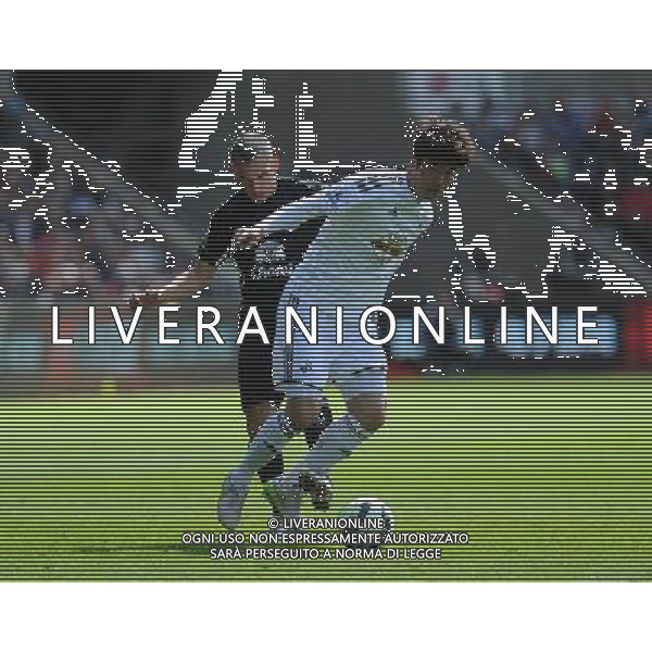 Swansea City\'s Ki Sung-Yueng is fouled by Everton\'s Leon Osman Photographer Ashley Crowden/CameraSport Football - Barclays Premiership - Swansea City v Everton - Saturday 11th April 2015 - Liberty Stadium - Swansea © CameraSport - 43 Linden Ave. Countesthorpe. Leicester. England. LE8 5PG - Tel: +44 (0) 116 277 4147 - admin@camerasport.com - www.camerasport.com AG ALDO LIVERANI SAS ONLY ITALY