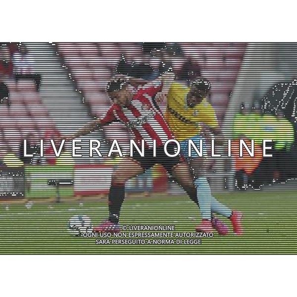 Sunderland\'s Liam Bridcutt shields the ball from Crystal Palace\'s Wilfried Zaha Photographer Rich Linley/CameraSport Football - Barclays Premiership - Sunderland v Crystal Palace - Saturday 11th April 2015 - Sunderland Stadium of Light - Sunderland © CameraSport - 43 Linden Ave. Countesthorpe. Leicester. England. LE8 5PG - Tel: +44 (0) 116 277 4147 - admin@camerasport.com - www.camerasport.com AG ALDO LIVERANI SAS ONLY ITALY