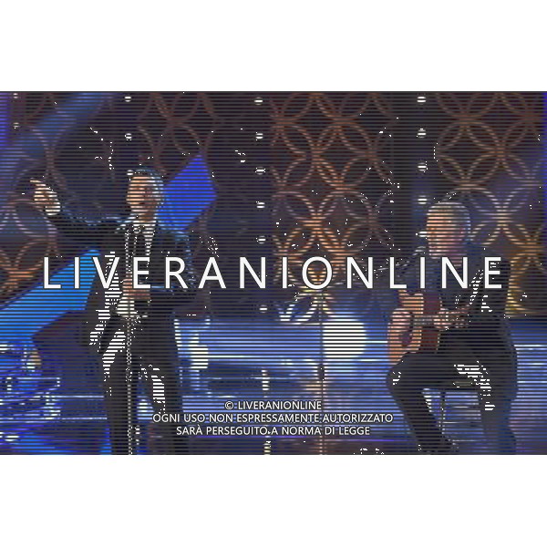 Roma - 11/04/2015 - Auditorium Rai - Prima puntata della trasmissione TV \' Senza parole \' condotta da Antonella Clerici - nella foto: Fabrizio Frizzi canta con il fratello Fabio / Ph. Fabrizio Corradetti - Ag. Aldo Liverani sas