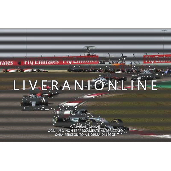 Lewis Hamilton (GBR) Mercedes AMG F1 W06 leads at the start of the race. 12.04.2015. Formula 1 World Championship, Rd 3, Chinese Grand Prix, Shanghai, China, Race Day. AG ALDO LIVERANI SAS ONLY ITALY