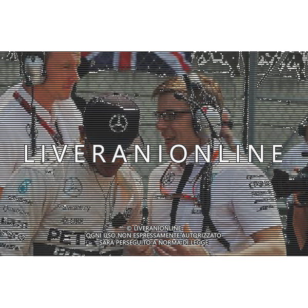 Lewis Hamilton (GBR) Mercedes AMG F1 with Peter Bonnington (GBR) Mercedes AMG F1 Race Engineer. 12.04.2015. Formula 1 World Championship, Rd 3, Chinese Grand Prix, Shanghai, China, Race Day. AG ALDO LIVERANI SAS ONLY ITALY