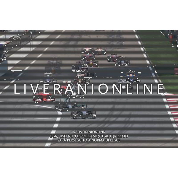 Lewis Hamilton (GBR) Mercedes AMG F1 W06 leads at the start of the race. 12.04.2015. Formula 1 World Championship, Rd 3, Chinese Grand Prix, Shanghai, China, Race Day. 