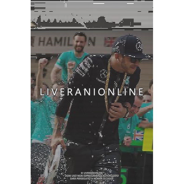 Race winner Lewis Hamilton (GBR) Mercedes AMG F1 celebrates with the team. 12.04.2015. Formula 1 World Championship, Rd 3, Chinese Grand Prix, Shanghai, China, Race Day. AG ALDO LIVERANI SAS ONLY ITALY