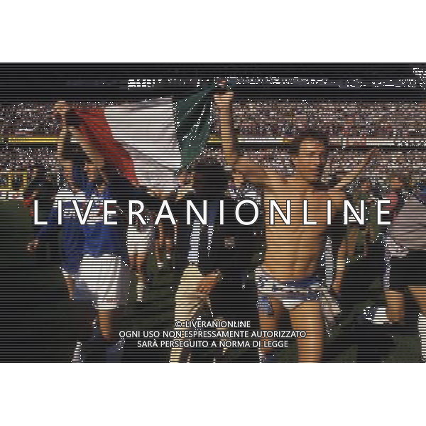 RETROSPETTIVA MANNINI MORENO CALCIATORE NELLA FOTO MANNINI MORENO CON LA MAGLIA DELLA SAMPDORIA FESTA SCUDETTO 1990 AG ALDO LIVERANI SAS