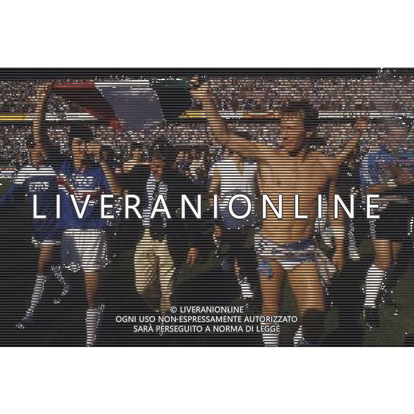 RETROSPETTIVA MANNINI MORENO CALCIATORE NELLA FOTO MANNINI MORENO CON LA MAGLIA DELLA SAMPDORIA FESTA SCUDETTO 1990 AG ALDO LIVERANI SAS