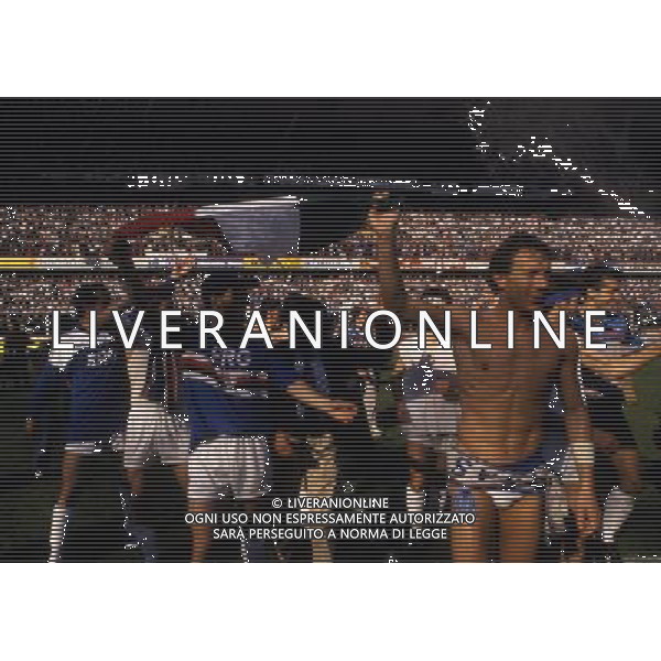 RETROSPETTIVA MANNINI MORENO CALCIATORE NELLA FOTO MANNINI MORENO CON LA MAGLIA DELLA SAMPDORIA FESTA SCUDETTO 1990 AG ALDO LIVERANI SAS