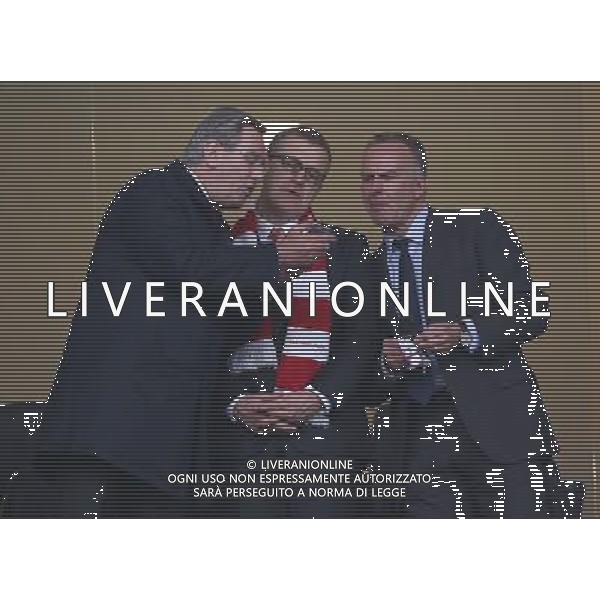 firo Fu§ball, Fussball, 15.04.2015 Uefa Champions League, CL Saison 2014/2015 CHL Viertelfinale, Hinspiel FC Porto - FCB FC Bayern MŸnchen Muenchen FCB Vorstand, Vorstandsvorsitzender, Bayern-Boss, Boss, Karl-Heinz Kalle Rummenigge, FCB Jan-Christian Dreesen, Vorstandsmitglied, Finanzchef, Finanzboss, Finanzvorstand, FCB PrŠsident Praesident Karl Hopfner, Gestik, Geste $worldrights Es gelten unsere AGB, einsehbar auf www.firosportphoto.de copyright by firo sportphoto: Coesfelder Str.207 48249 DŸlmen www.firosportphoto.de mail@firosportphoto.de (V o l k s b a n k B o c h u m - W i t t e n ) BLZ.: 430 601 29 Kt. Nr.: 341 117 100 Tel:Ê 02594 - 9916004 Fax:Ê02594 - 9916005 AG ALDO LIVERANI SAS ONLY ITALY