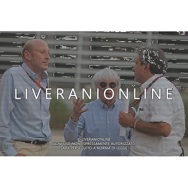 (L to R): Donald Mackenzie (GBR) CVC Capital Partners Managing Partner, Co Head of Global Investments, with Bernie Ecclestone (GBR) and Pasquale Lattuneddu (ITA) of the FOM. 16.04.2015. Formula 1 World Championship, Rd 4, Bahrain Grand Prix, Sakhir, Bahrain, Preparation Day. AG ALDO LIVERANI SAS ONLY ITALY