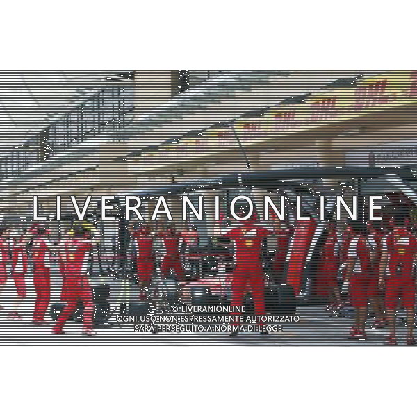 Ferrari mechanics perform some warm up exercises. 17.04.2015. Formula 1 World Championship, Rd 4, Bahrain Grand Prix, Sakhir, Bahrain, Practice Day /Agenzia Aldo Liverani Sas - ITALY ONLY - EDITORIAL USE ONLY - PROVE LIBERE
