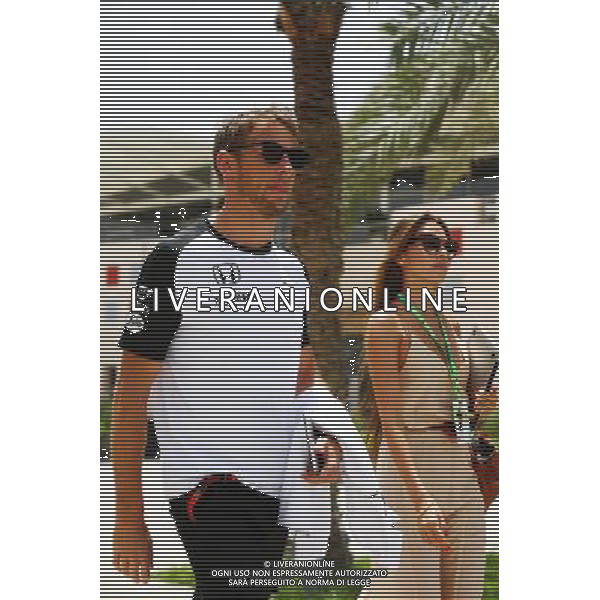 Jenson Button (GBR) McLaren with his wife Jessica Button (JPN). 17.04.2015. Formula 1 World Championship, Rd 4, Bahrain Grand Prix, Sakhir, Bahrain, Practice Day /Agenzia Aldo Liverani Sas - ITALY ONLY - EDITORIAL USE ONLY - PROVE LIBERE